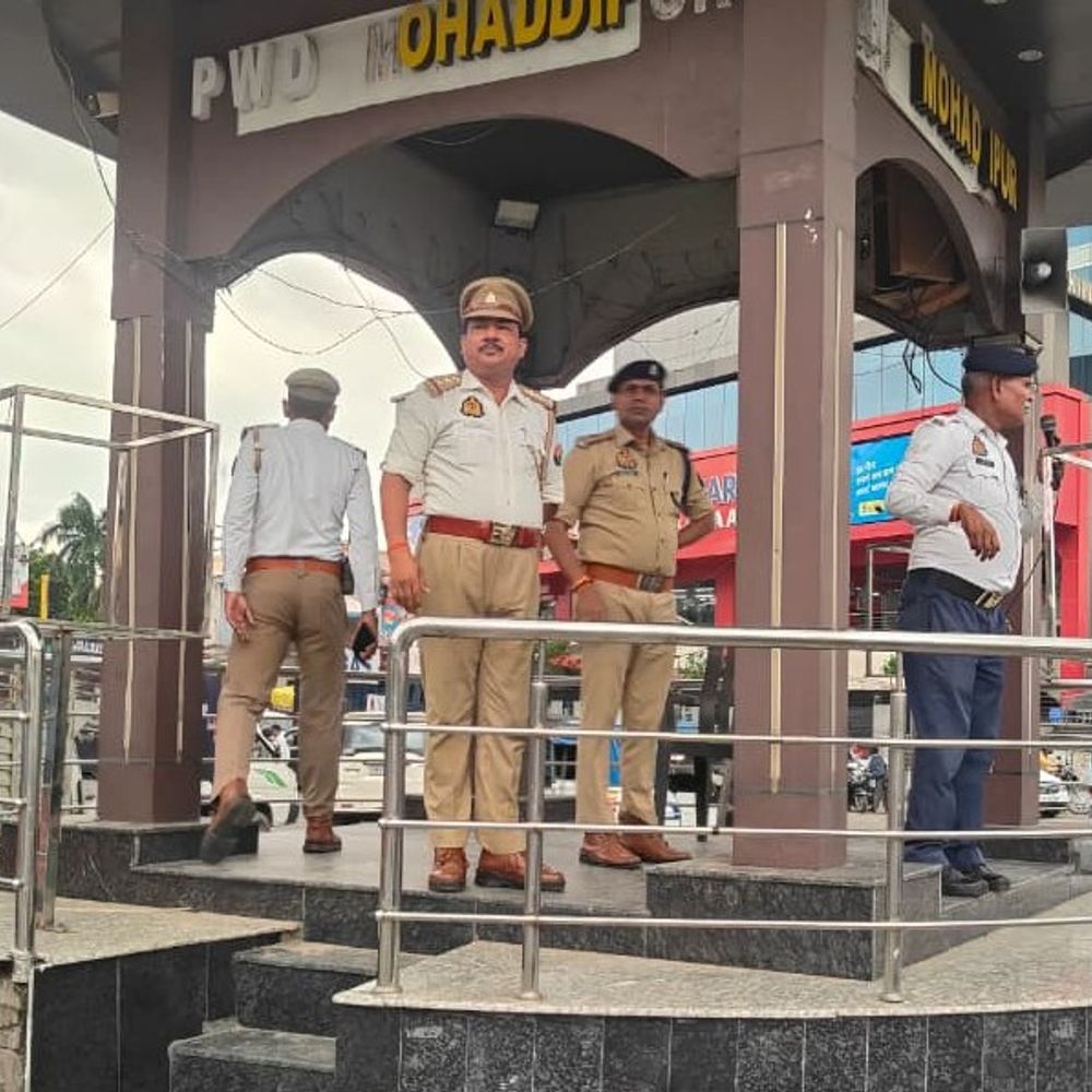 गोरखपुर के प्रमुख चौराहों पर उतरे SP ट्रैफिक:बोले- अब ट्रैफिक नियम तोड़ने वालों पर होगी कार्रवाई; मेंन पॉइंट का लिया जायजा
