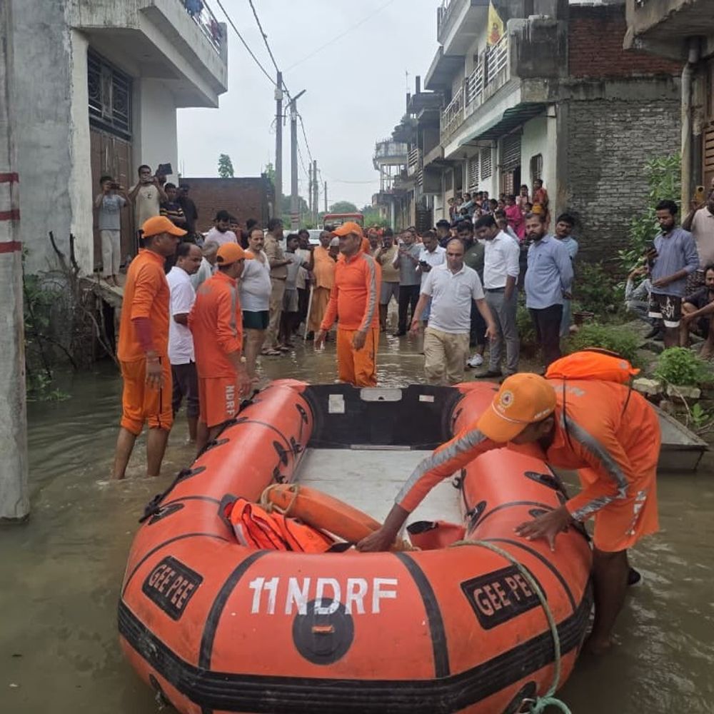 बाढ़ में फंसे लोगों के बचाव में उतरी NDRF:कानपुर में भौती पनका पुल बंद कराया गया, रेस्क्यू कर सुरक्षित स्थान पर पहुंचाया