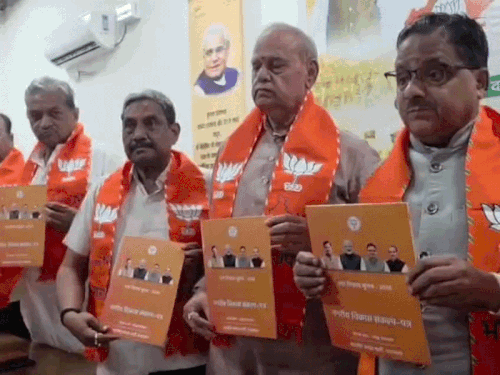 भाजपा ने अलवर में जारी किया नगरीय विकास संकल्प पत्र:7 लाख घरों में PNG और 15 लाख स्ट्रीट लाइट लगाने का वादा