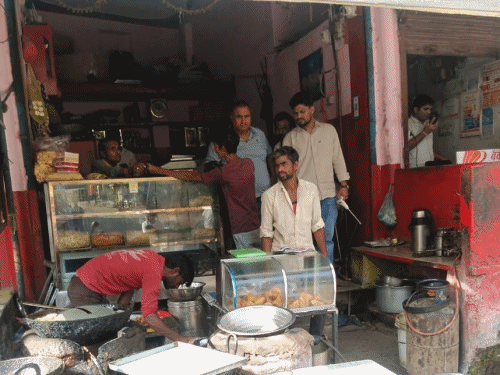 जन्माष्टमी से पहले धरियावद बस स्टैंड पर कार्रवाई:रसोई में गंदगी, खुले में रखा था पका खाना, कॉकरोच मिले; एक्सपायरी डेट भी नहीं थी दर्ज