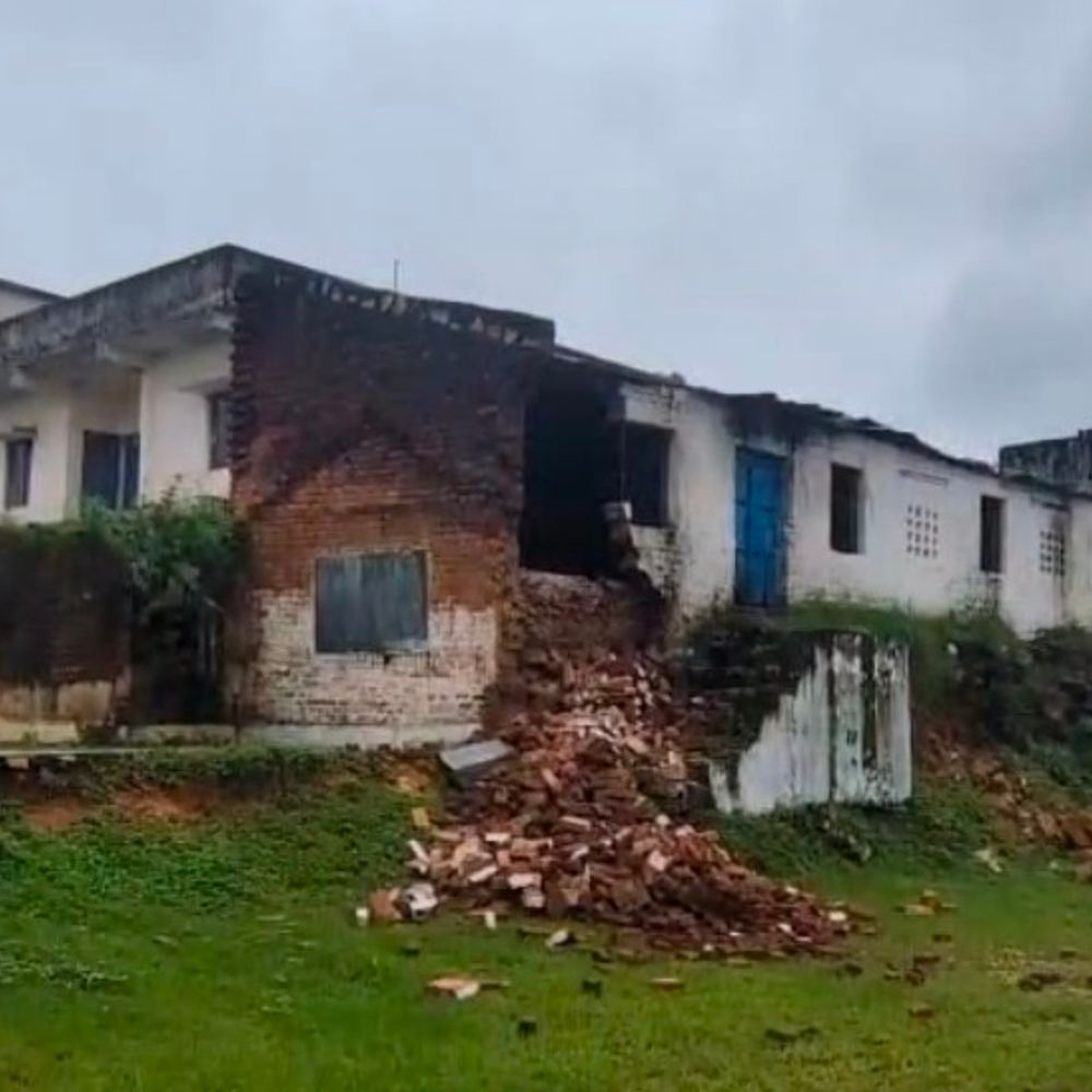 स्कूल की दीवार गिरी, सभी छात्राएं सुरक्षित:बारिश के बीच चल रही थीं कक्षाएं, भागकर बचाई जान
