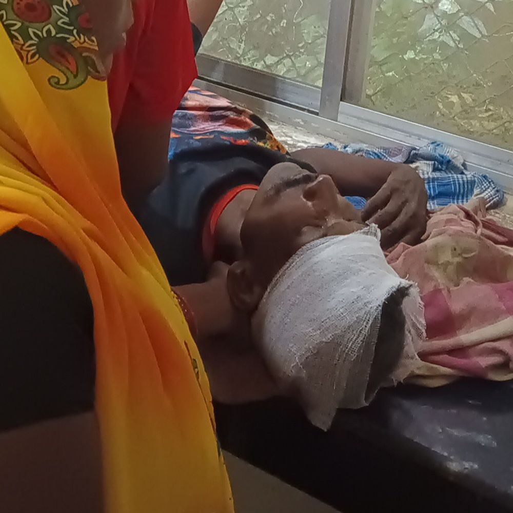 कटहरा खास रोड पर टेंपो ने पैदल युवक को रौंदा:महराजगंज जिला अस्पताल में भर्ती, हालत गंभीर