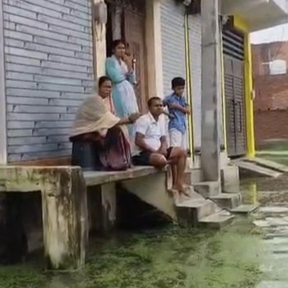 लखनऊ के फैजुल्लागंज में जलभराव:43 करोड़ खर्च, फिर भी 4 फीट पानी में डूबा दाउदनगर: घर छोड़ने को मजबूर लोग; स्वास्थ्य केंद्र भी जलमग्न