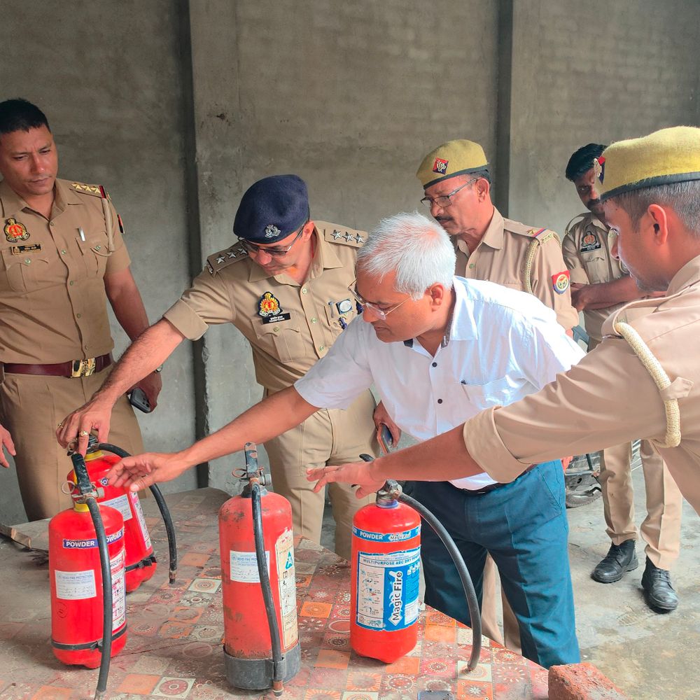 संभल में पटाखा गोदामों की जांच, एक बंद मिला:फायर सिलेंडर और रेते की बाल्टी खाली मिली; अधिकारियों ने दी सख्त कार्रवाई की चेतावनी
