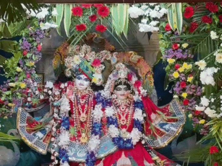 152 साल पुराने जानकीनाथ मंदिर में विशेष राधा-कृष्ण स्वरूप दर्शन:झांकिया देखने के लिए लगने लगी लंबी लाइनें, 150 किलो दही-50 किलो ड्राई फ्रूट से बनाया पंजीरी प्रसाद