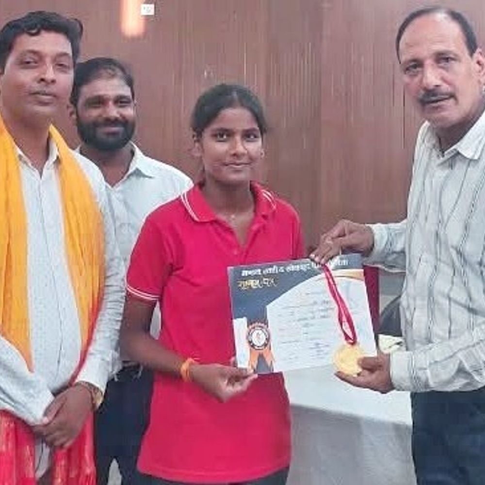 महाराजगंज इंटर कॉलेज के लक्ष्मी और दीपांशु बने मंडल चैंपियन:राज्य स्तरीय शतरंज प्रतियोगिता के लिए चयनित, कॉलेज का नाम रोशन किया
