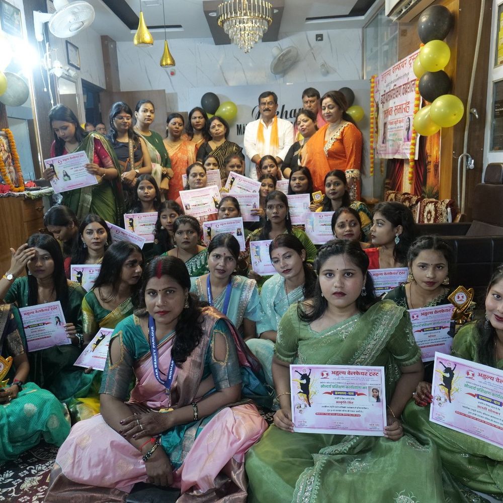 जौनपुर में 45 दिवसीय सौंदर्य प्रशिक्षण कार्यशाला का समापन:महिलाओं-बच्चियों को मेकअप, हेयर कट और हेयर डू की ट्रेनिंग; उत्कृष्ट प्रदर्शन करने वालों को मिला सम्मान