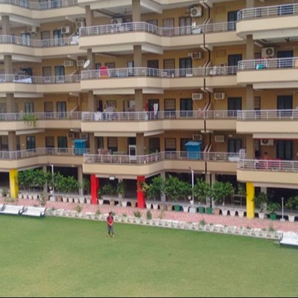 अलीगढ़ में जन्माष्टमी की महाआरती को लेकर विवाद:ग्रीन पार्क सोसायटी में रात 11:15 बजे होनी थी, मंदिर बंद करने के मैसेज से लोग नाराज
