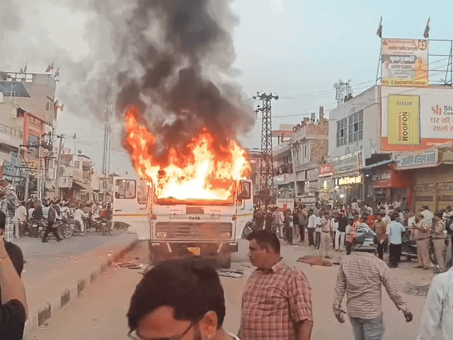 डंपर ने बाइक सवार को कुचला, लोगों ने लगाई आग:रामदेवरा दर्शन करने जा रहा था; लोगों ने ड्राइवर को पीटा