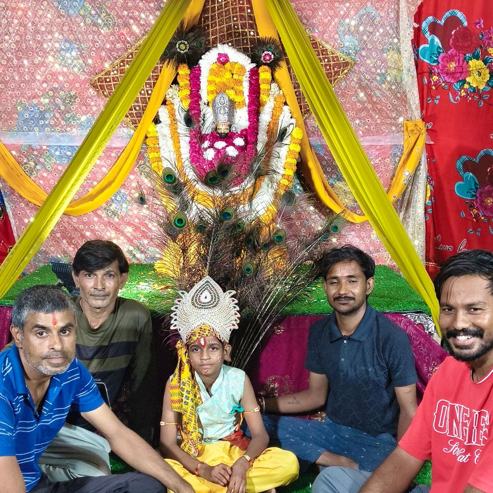 सारसोप के राम लक्ष्मण मंदिर में जन्माष्टमी पर सजी झांकी:भगवान कृष्ण के जन्म पर खीर का भोग; भक्तों में बांटा प्रसाद