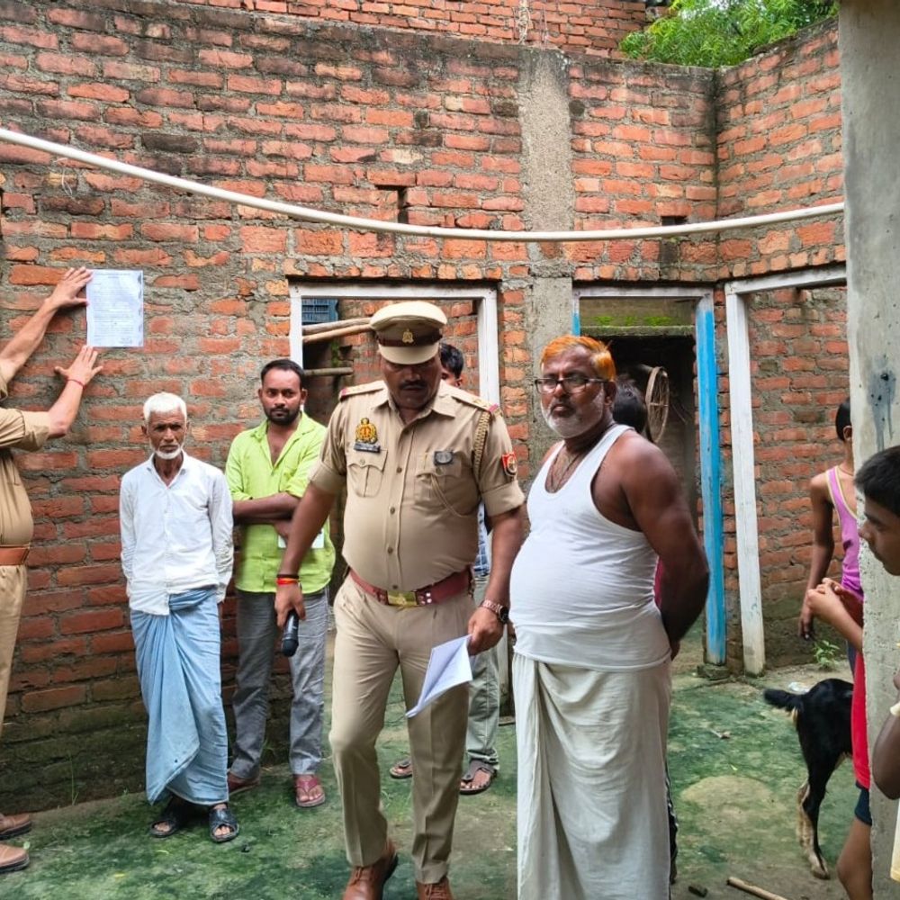 फरार मो. मोसिम के घर कुर्की का नोटिस चस्पा:अमेठी में पुलिस ने गांव में मुनादी कराई, सरेंडर नहीं करने पर होगी कुर्की