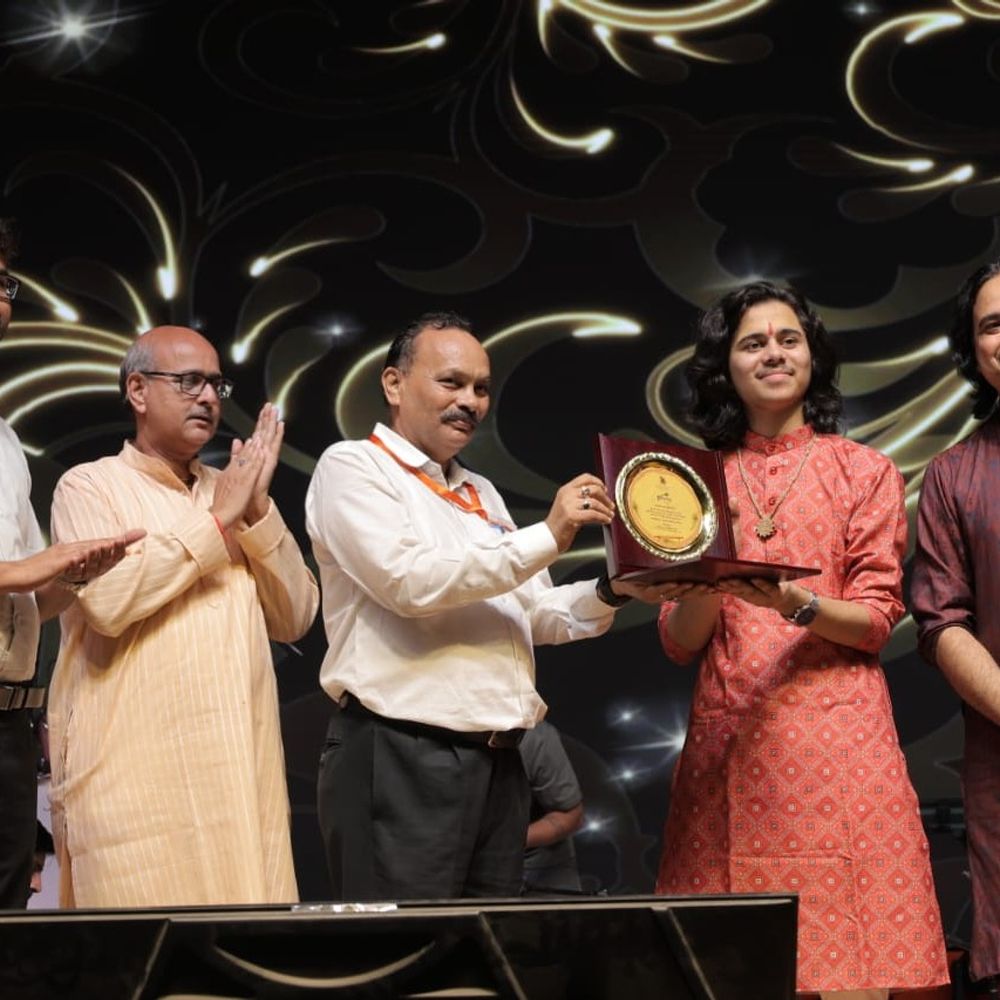 मथुरा में श्री कृष्ण जन्मोत्सव का जश्न:देवर्षि शर्मा के भजनों पर झूमे भक्त, जय राधे जय कृष्णा के जयकारे लगाए