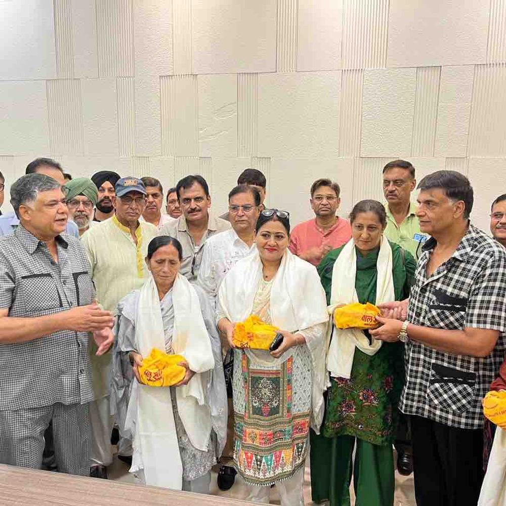 कानपुर में शिक्षक दिवस से पहले शिक्षिकाओं का सम्मान:कोपेस्टेट शिक्षा सदन की टीचर्स को शॉल और उपहार भेंट किए गए