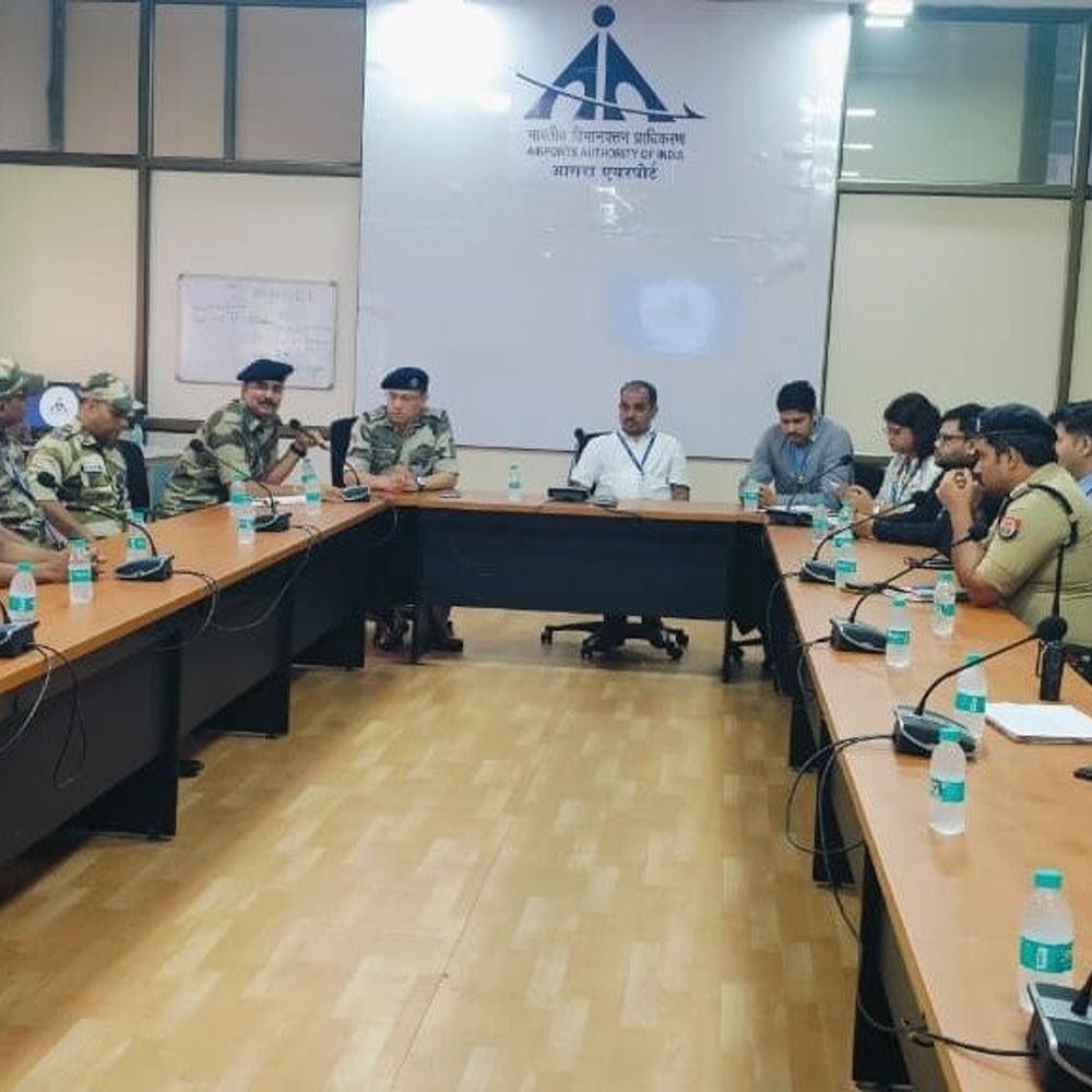 आगरा एयरपोर्ट पर 'बम थ्रेट' की मॉक ड्रिल:टेबल टॉप एक्सरसाइज से परखी गईं सुरक्षा तैयारियां