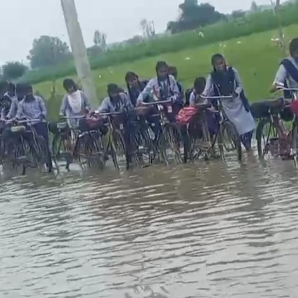 सड़क बनी तालाब, पानी में स्कूल जाते बच्चे:वीडियो आया सामने, एसडीएम ने बीडीओ को रास्ता सही कराने के दिए निर्देश