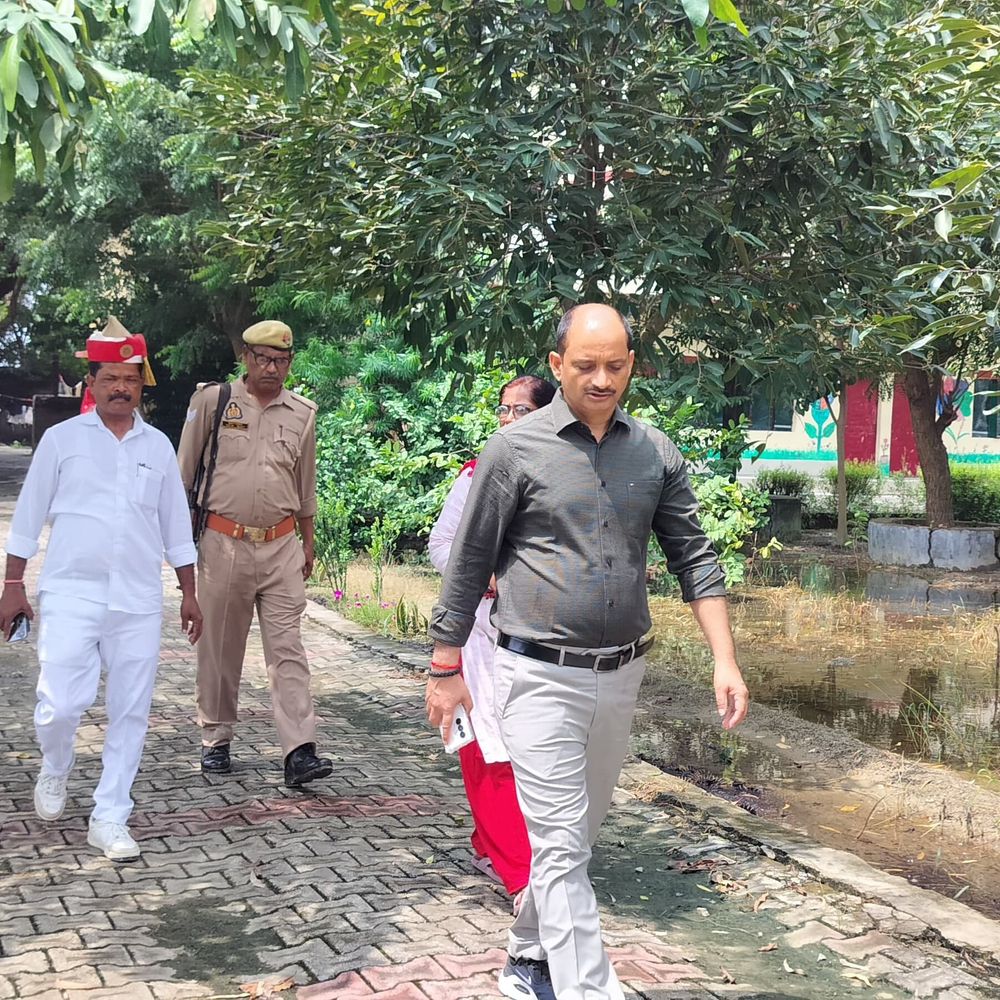 कस्तूरबा गांधी स्कूल में DM को मिली गंदगी, बाउंड्री टूटी:कन्नौज में छात्राओं की सुरक्षा के लिए साफ-सफाई और मरम्मत के निर्देश