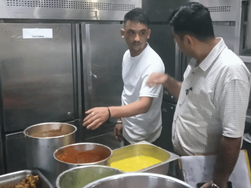 खाद्य सुरक्षा विभाग ने टपूकड़ा-भिवाड़ी में की कार्रवाई:दो मशहूर स्वीट शॉप से बर्फी-मावा और पनीर के सैंपल लिए, बार में मिली साफ-सफाई की कमी