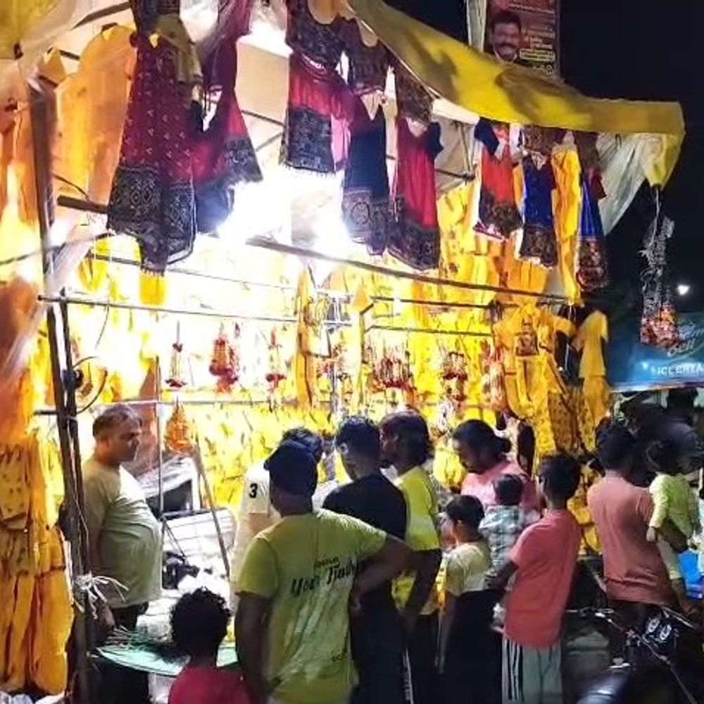 अमरोहा में जन्माष्टमी की धूम:मंदिर रंग-बिरंगी रोशनी से जगमगाए, आज मटकी फोड़ कार्यक्रम होंगे