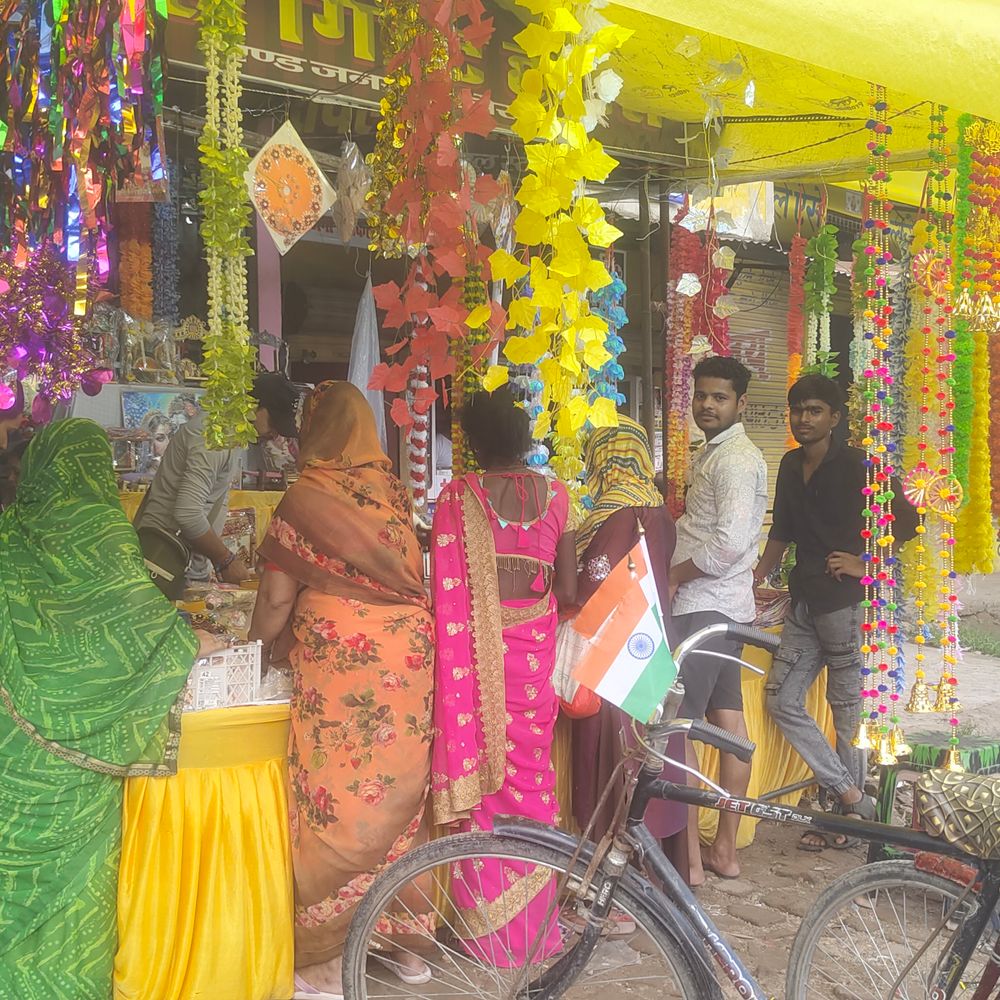 बिल्हौर में जन्माष्टमी की धूम:सजा उत्तरीपुरा बाजार, पोशाक-मुकुट और झूलों की खरीदारी कर रहे श्रद्धालु