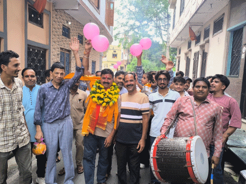 सलूंबर निकाय चुनाव में निर्दलियों ने बढ़ाई भाजपा-कांग्रेस की टेंशन:वार्ड 1 और 13 में दोनों पार्टियों के बागी नेता मैदान में डटे; मनाने पहुंचे वरिष्ठ कार्यकर्ता, संपर्क नहीं हो पाया