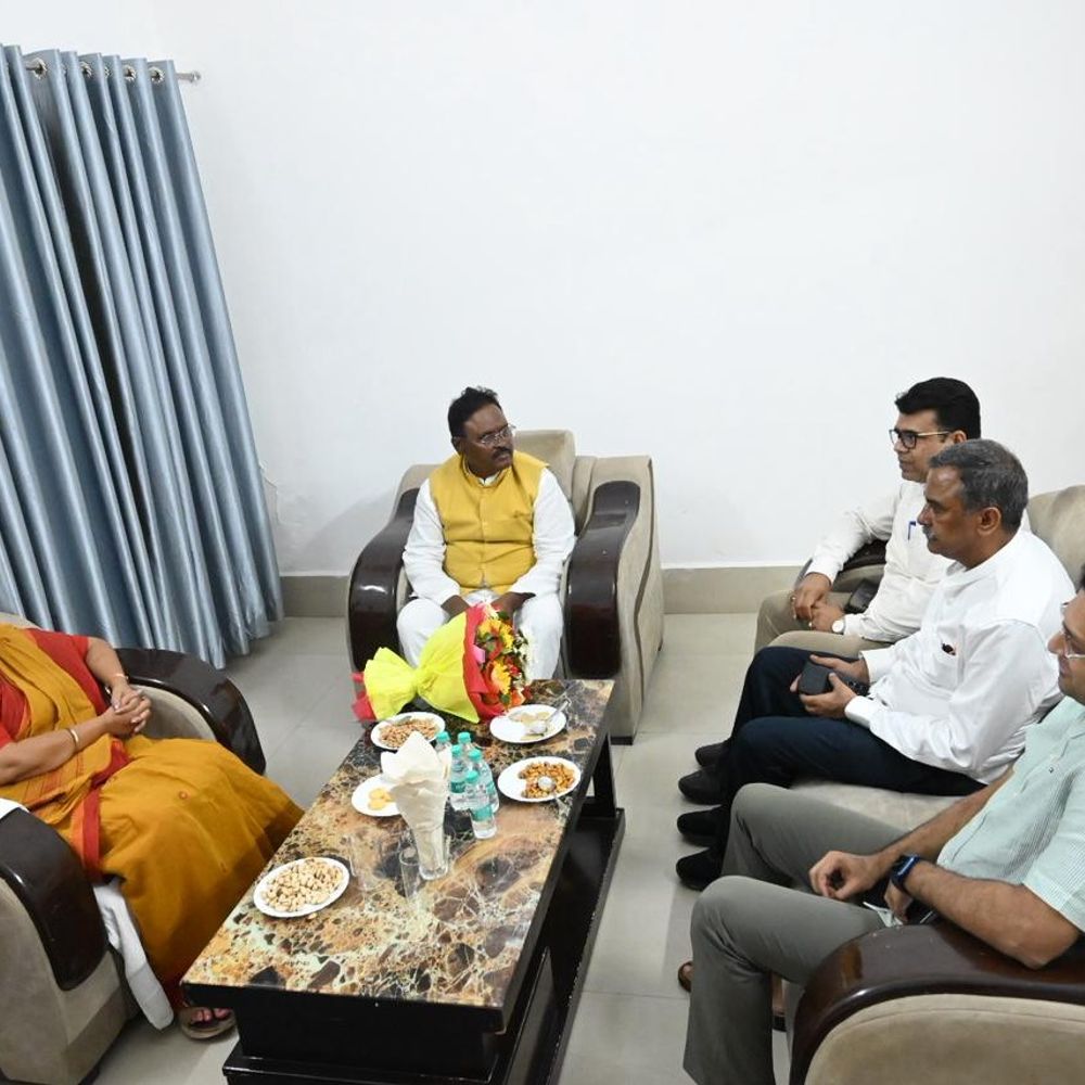 राज्यमंत्री विजय लक्ष्मी गौतम ने विकास कार्यों की समीक्षा की:स्वयं सहायता समूह, आवास और सड़क मरम्मत पर जोर; प्रधानों की बकाया राशि जल्द चुकाने के निर्देश