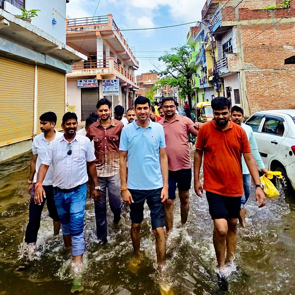 कल्याणपुर में जलभराव लोग परेशान:समाजसेवी ने प्रभावित क्षेत्र में परिवारों से मिलकर राहत सामग्री बांटी