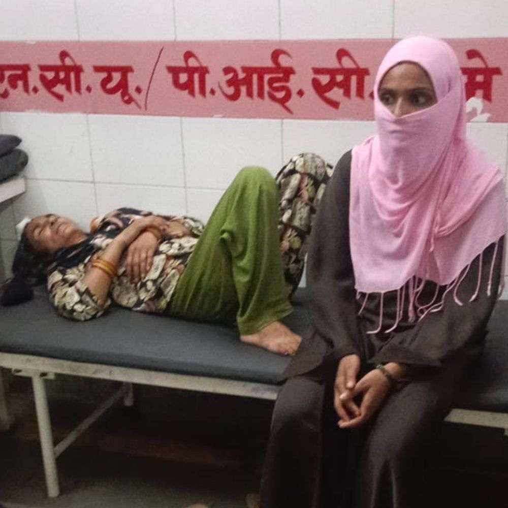 संभल में पत्नी से मारपीट, बचाने आई सास को पीटा:दामाद और परिजनों पर आरोप; मां-बेटी घायल, पुलिस ने शुरू की जांच