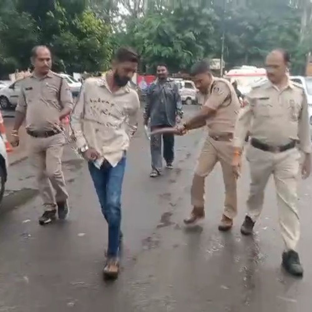 उज्जैन में चोरी के आरोपी का निकाला जुलूस:सड़क पर चलते हुए मारे डंडे, चुराई हुई स्कूटी भी की बरामद