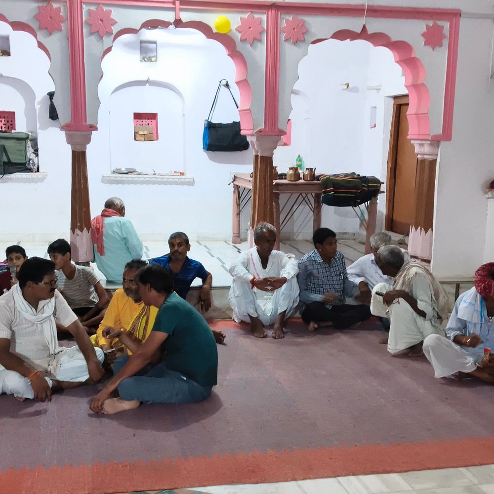 सारसोप के चार भुजा नाथ मंदिर में जन्माष्टमी पर कीर्तन:मंदिर परिसर को सजाया; भक्तों को बांटा प्रसाद
