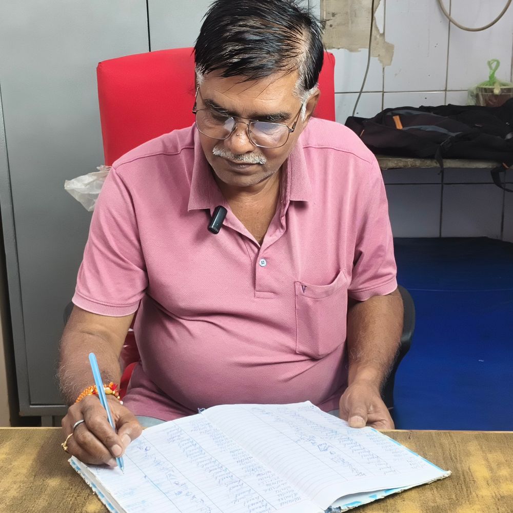 चीफ फार्मासिस्ट के खाते से उड़ाए 2.03 लाख:हरदोई में चार दिन बाद केस दर्ज, 13 ट्रांजैक्शन से निकले