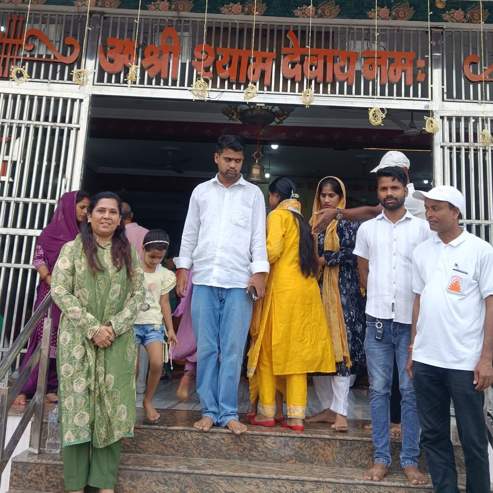 कृष्ण जन्माष्टमी पर नगर पालिका अध्यक्ष ने की पूजा:महराजगंज में पुष्प लता मंगल ने श्याम मंदिर में नगरवासियों के सुख-समृद्धि की कामना की