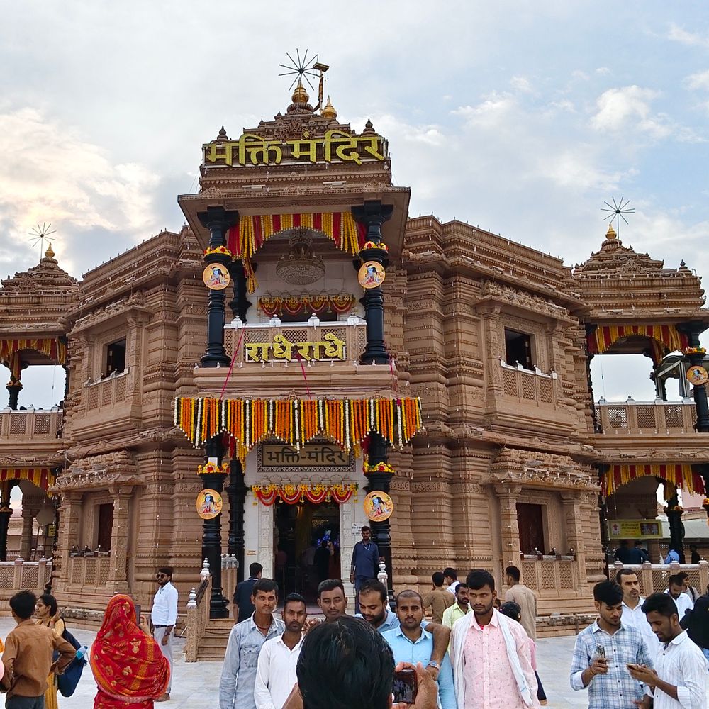 मनगढ़ धाम में जन्माष्टमी पर श्रद्धालुओं का पहुंचना शुरू:5 लाख से ज्यादा भक्तों के आने की संभावना, 1100 से अधिक पुलिसकर्मी तैनात