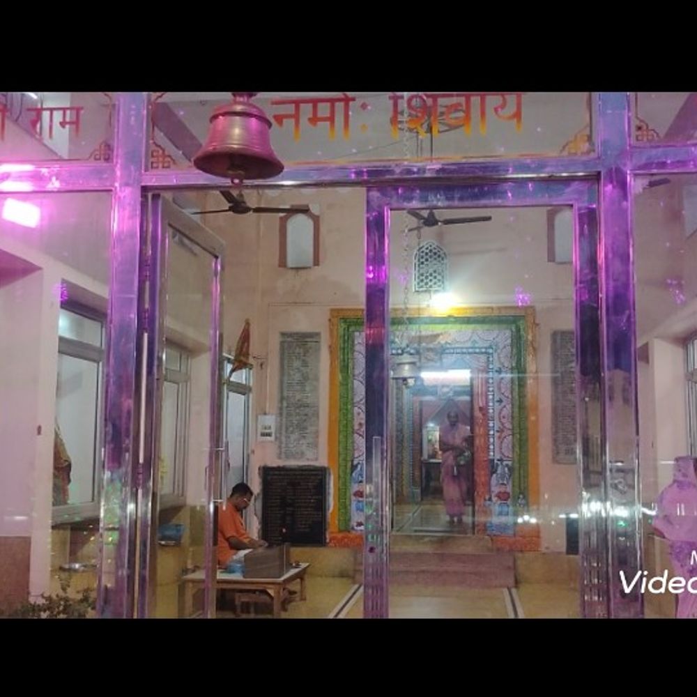 ठाकुरद्वारा मंदिर में जन्माष्टमी की धूम:दर्शन के लिए सुबह से उमड़ने लगे श्रद्धालु; गूंज रहे भगवान के जयकारे