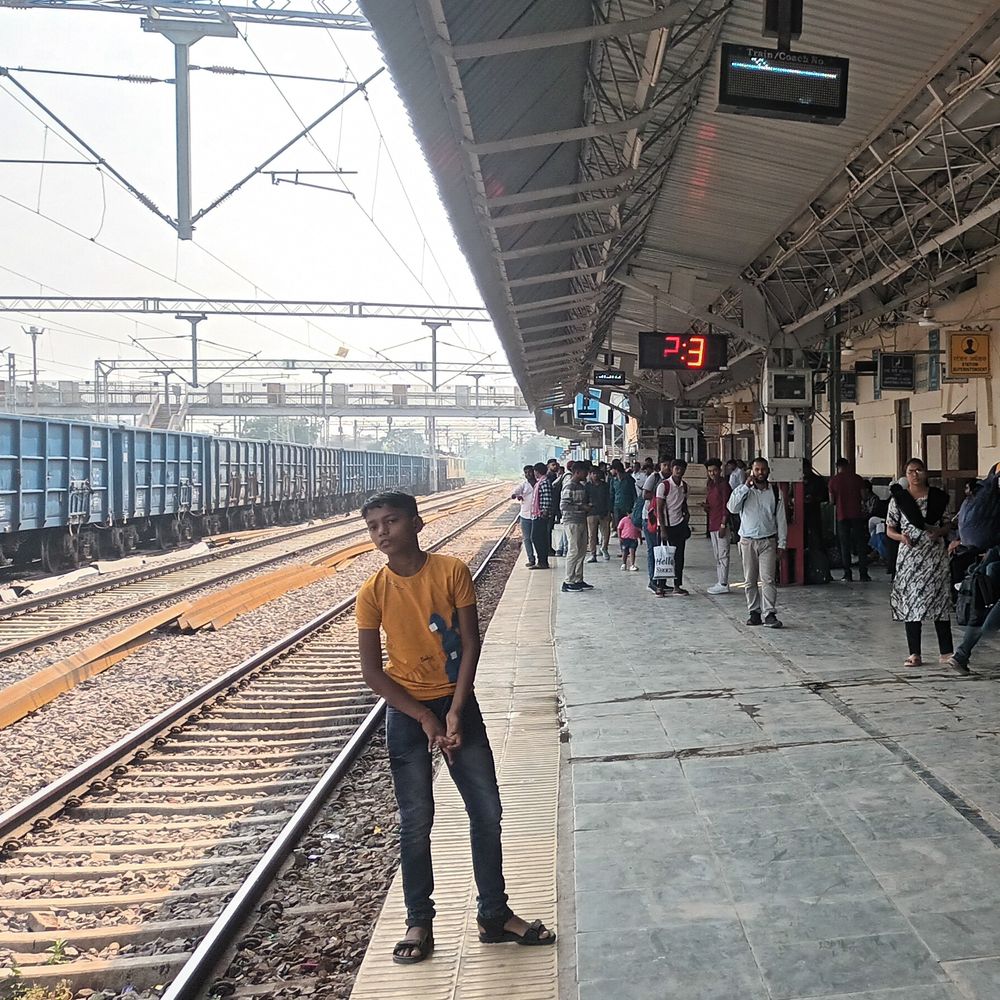 जौनपुर में 16 साल पुरानी रेल बदलेगा रेलवे:ट्रेनों की रफ्तार 100 से बढ़कर 110 किलोमीटर प्रति घंटा