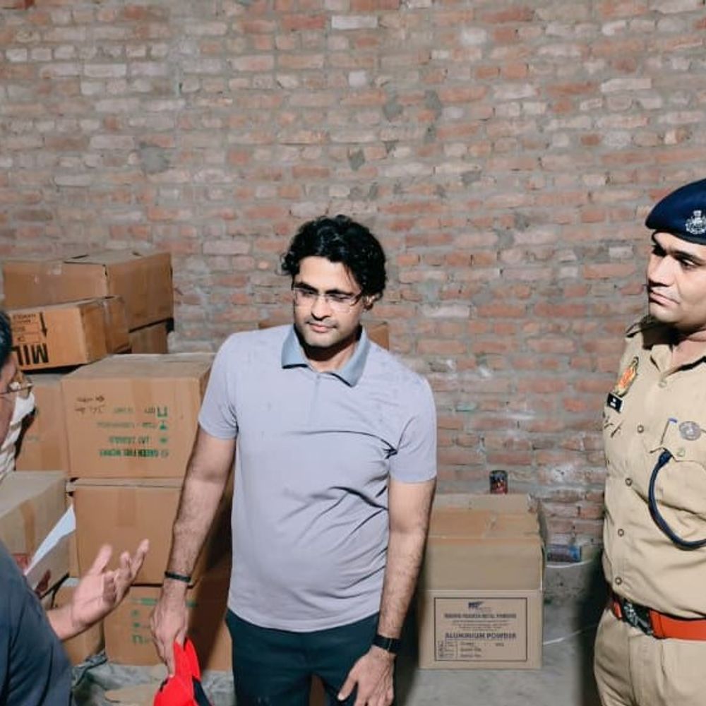 अमरोहा में पटाखा गोदामों के निरीक्षण में स्टॉक में गड़बड़ी:रजिस्टर और मौके के स्टॉक में अंतर, लाइसेंस भी रिन्यू नहीं कराया