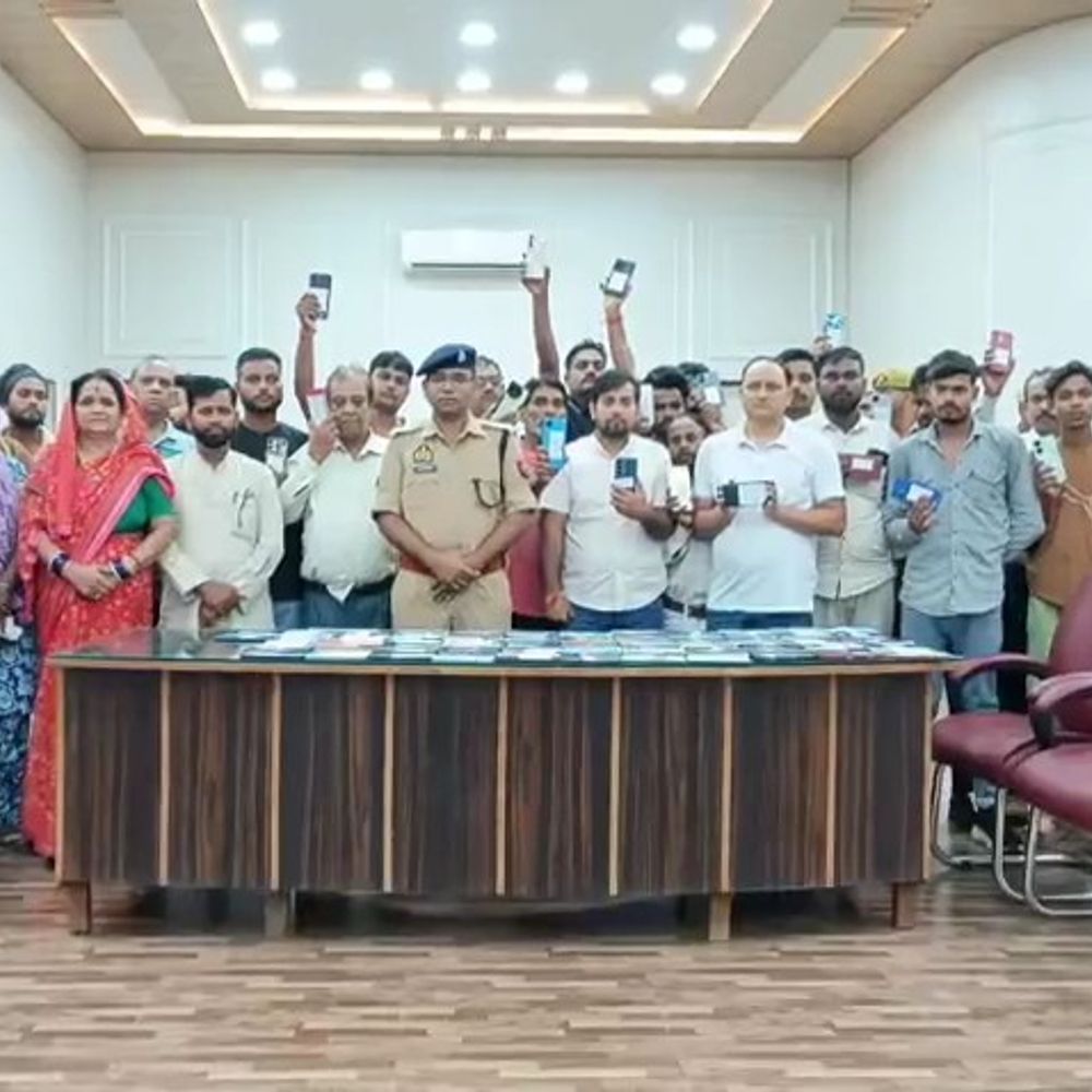 बरेली पुलिस ने 458 गुम मोबाइल बरामद किए:जन्माष्टमी पर 85 लाख रुपए के फोन मालिकों को सौंपे, लोगों ने जताया आभार