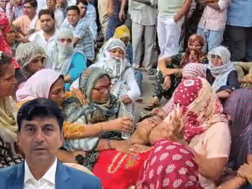 प्रॉपर्टी डीलर हत्याकांड, परिजनों ने दिल्ली में सड़कें जाम की:ग्रामीण बोले- CM योगी जैसा न्याय दो; जिम के बाहर गोलियों से भूना था