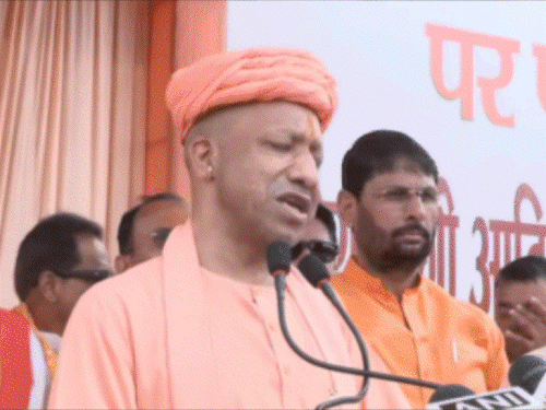 योगी मथुरा में बोले-आस्था मिटाने वाले मिट्‌टी में मिल गए:बाबर-औरंगजेब के अनुयायी जहर घोल रहे, मंसूबे कामयाब नहीं होने देंगे