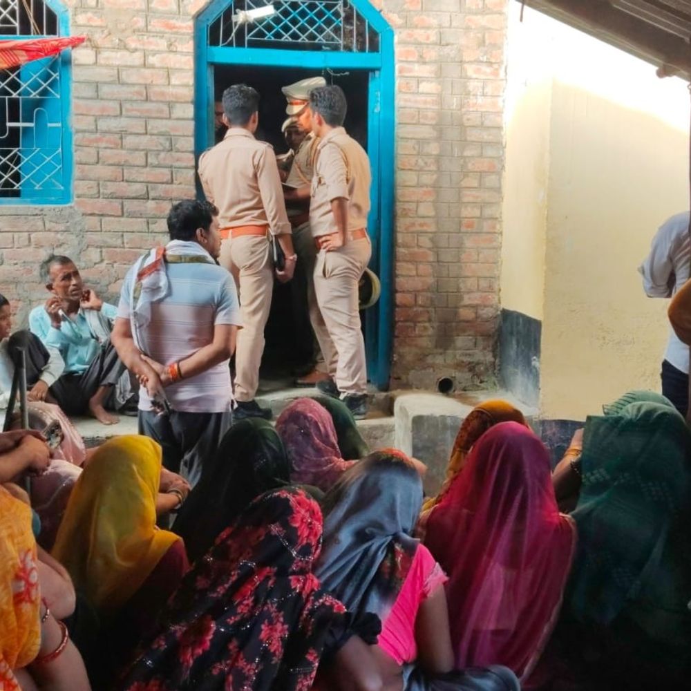 विवाहिता की संदिग्ध मौत, पति पर हत्या का आरोप:औरैया में पति फरार, पुलिस जांच में जुटी