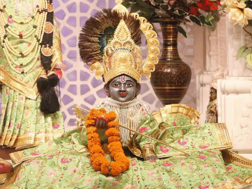 श्रीकृष्ण जन्माष्टमी पर कान्हा के स्वागत को सजे मंदिर:आधी रात जन्मोत्सव में उमड़ेंगे भक्त, रंग-बिरंगी रोशनी से जगमगाया शहर