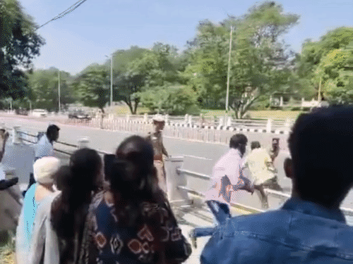 चेन्नई- CM विजय की सिक्योरिटी तोड़कर काफिले तक पहुंचे लोग:पुलिस कस्टडी में युवक की मौत मामले में न्याय मांग रहे थे; 8 हिरासत में