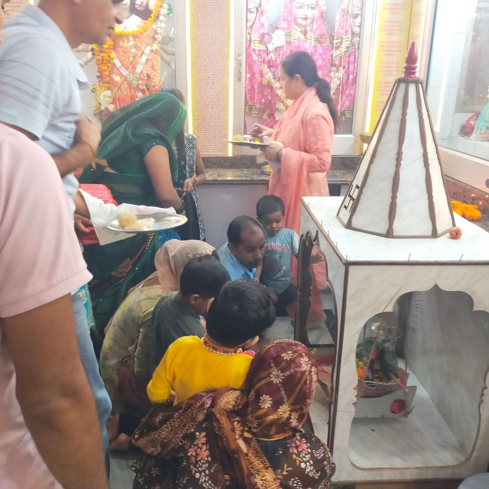 नहटौर में कृष्ण जन्मोत्सव की गूंज:रंग-बिरंगी लाइटों से जगमगाए मंदिर, रात 12 बजे होगा महाअभिषेक