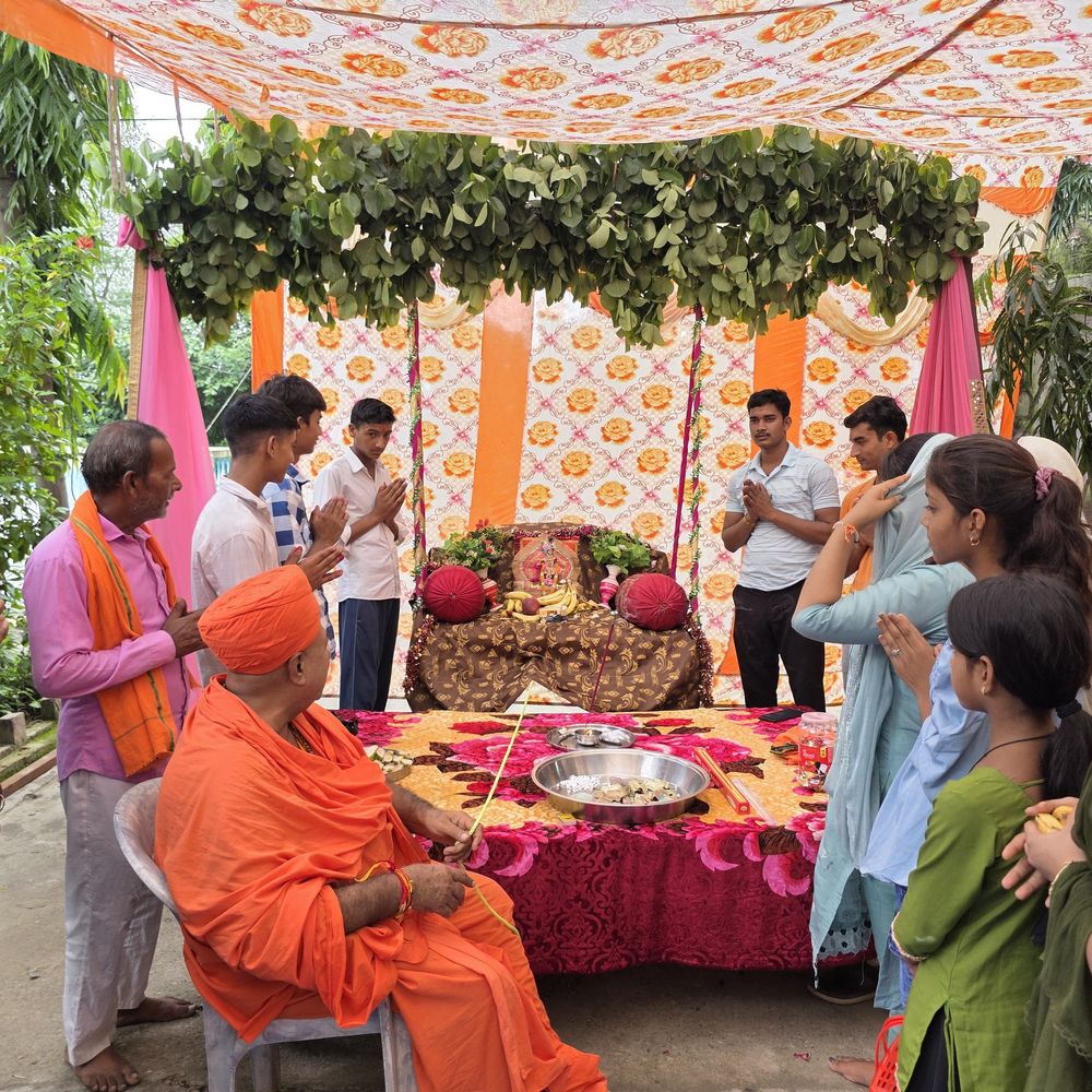 संभल में श्रीवंशगोपाल कल्कि धाम पर उमड़ी आस्था:5,242 साल पुराने कदंब वृक्ष की परिक्रमा कर रहे श्रद्धालु