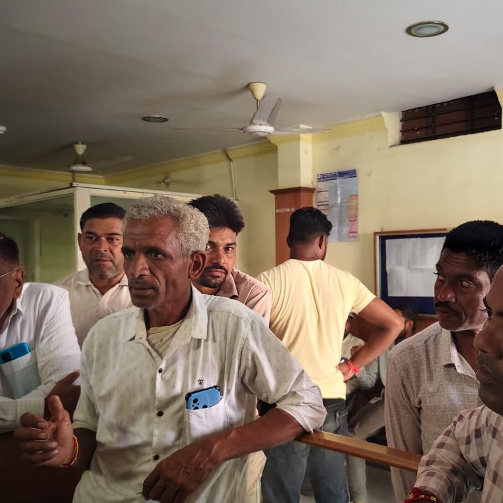 बुरहानपुर में बैंक पियून पर ठगी के आरोप:ग्रामीण बोले- जमा और निकासी के नाम पर लाखों रुपए गायब, जांच शुरू
