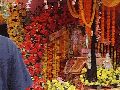बलिया में श्रीकृष्ण जन्मोत्सव की धूम:पूजा पंडाल और मंदिर आकर्षक सजावट से जगमगाए, रात में होगा जन्म का उत्सव