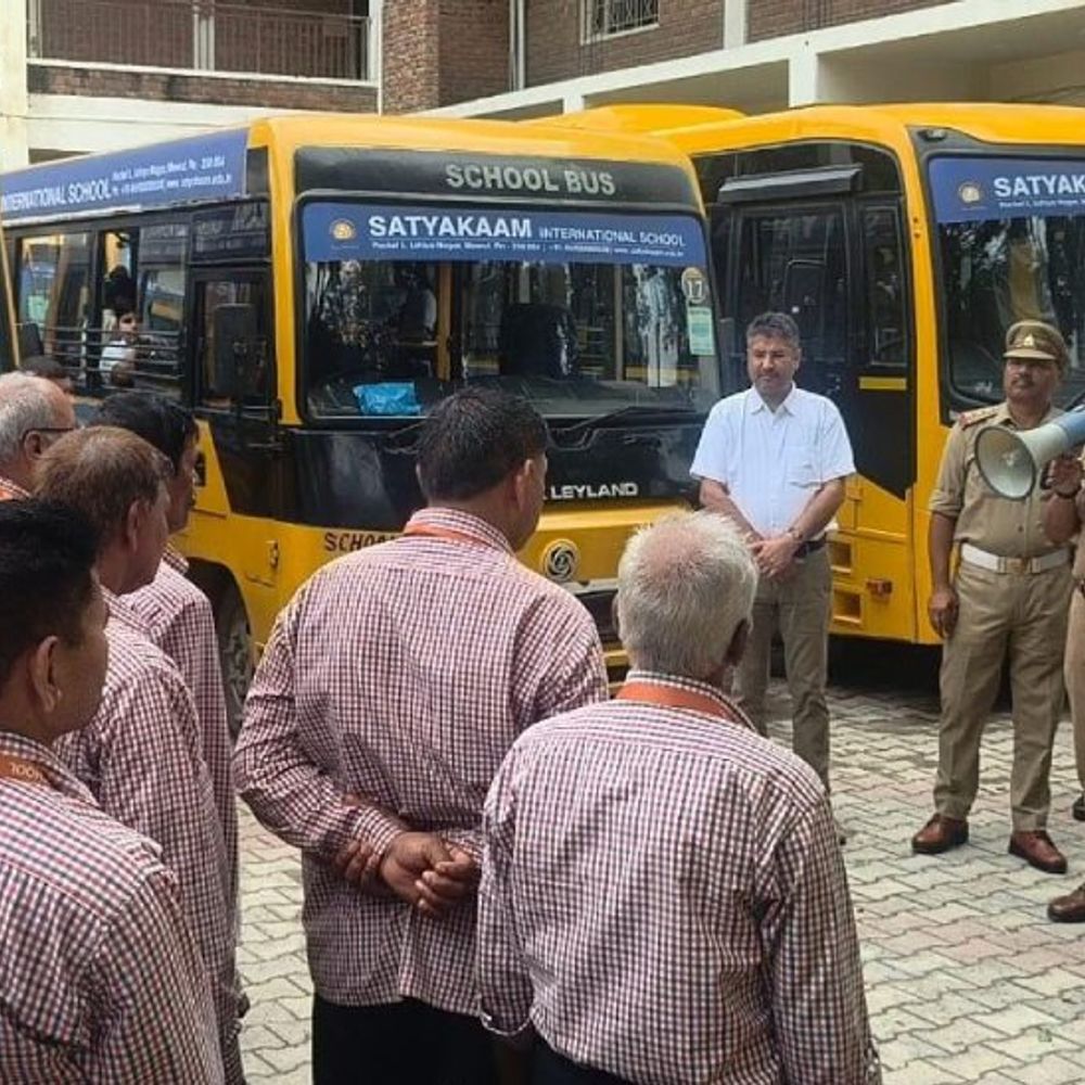 स्कूली वाहनों की मनमानी पर ट्रैफिक पुलिस का शिकंजा:दो दिन में 124 बसों-वाहनों की जांच, कागजात, फायर सिलिंडर और इमरजेंसी एग्जिट को परखा