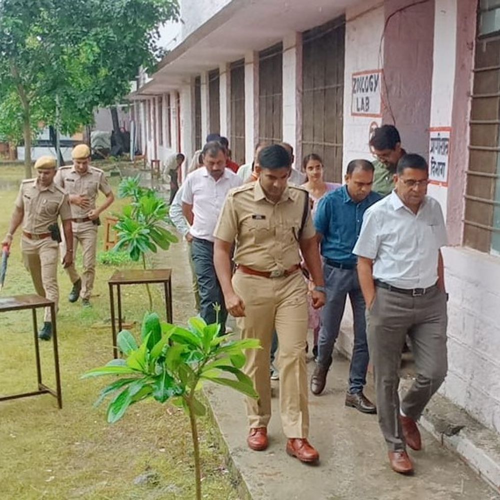 कलेक्टर ने निकाय चुनाव तैयारियों का लिया जायजा:टीम के साथ मतदान सामग्री वितरण, संग्रहण और पोलिंग बूथ का किया निरीक्षण