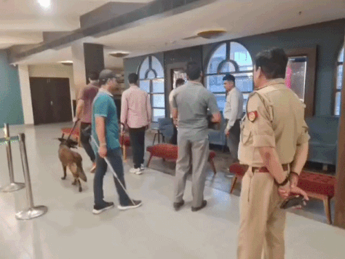 कान्हा के जन्म पर मेरठ रेंज अभेद्य किले में तब्दील:3500 पुलिसकर्मी, 60 क्यूआरटी, पीएसी भी तैनात, 186 मंदिरों और 11 संवेदनशील मार्गों पर पहरा