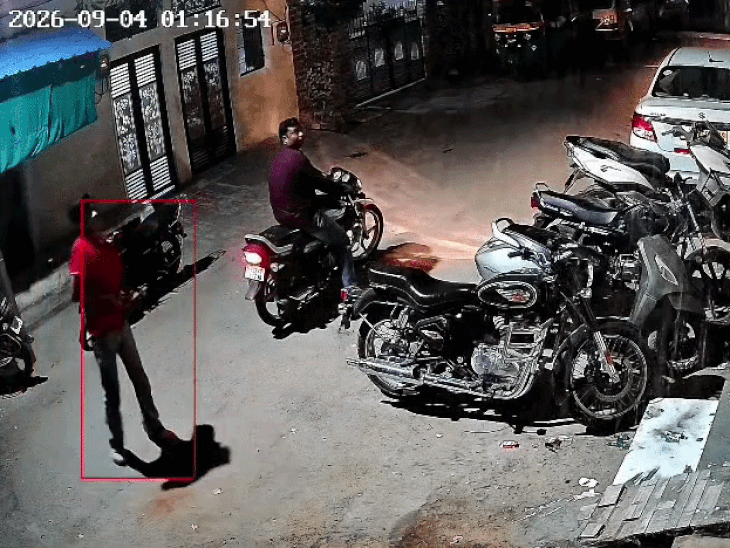 घर में शराब की बोतल फेंककर की फायरिंग: VIDEO:हिस्ट्रीशीटर अपने साथी के साथ पिस्टल लेकर आया था, बाइक पर भागा