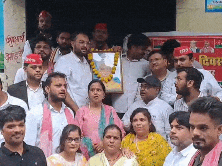 बंद स्कूल के बाहर सपा ने मनाया शिक्षक दिवस:झांसी में बोले-प्रदेश को शिक्षा में पहले नंबर पर होने चाहिए था